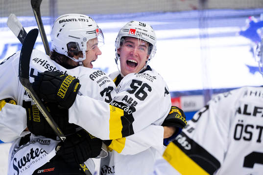 Västerås Gabriel Kangas och Alexander Lundsjö jublar