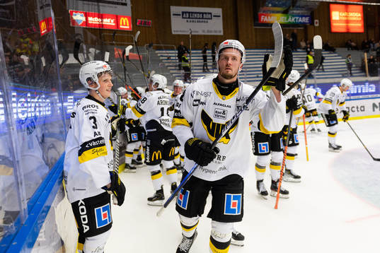 Västerås spelare jublar