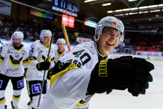 Västerås Isak Skedung jublar