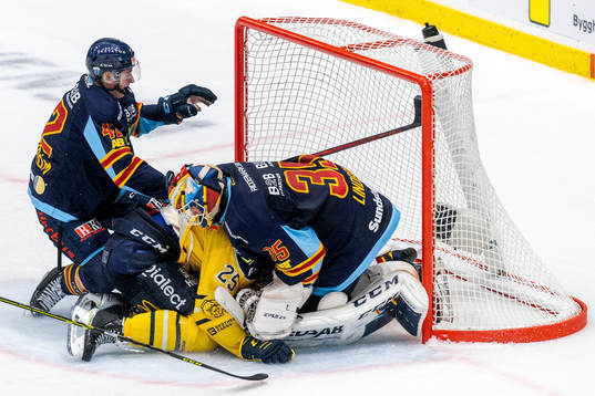 Djurgårdens Ludvig Hedström och målvakt Carl Lindbom mot