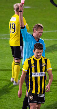 IFK Hässleholms Isak Orajärvi får rött kort i matchen i