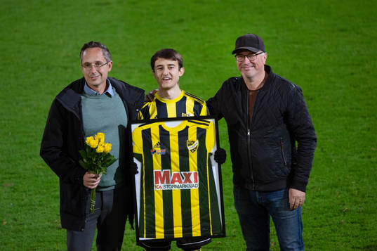 IFK Hässleholms Armin Culum avtackas av IFKs ordförande
