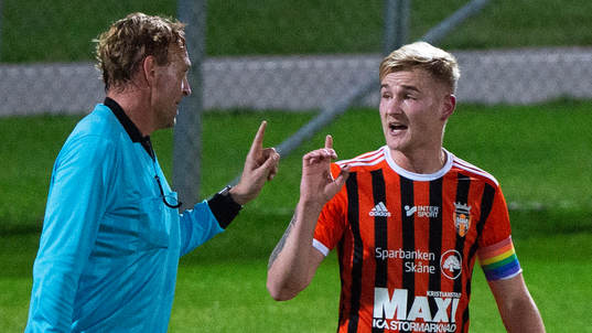 Kristianstads Linus Svensson oense med domaren i matchen i