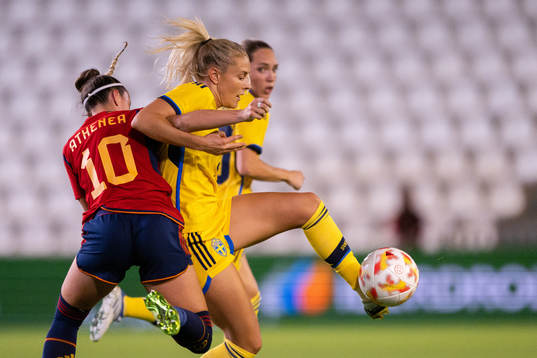 Athenea del Castillo of Spain and Amanda Nilden of Sweden