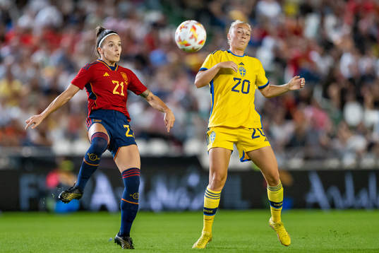 Claudia Zornoza of Spain and Hanna Bennison of Sweden
