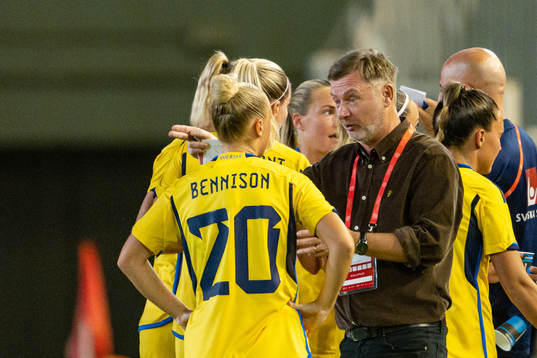 Hanna Bennison and Head coach Peter Gerhardsson of Sweden
