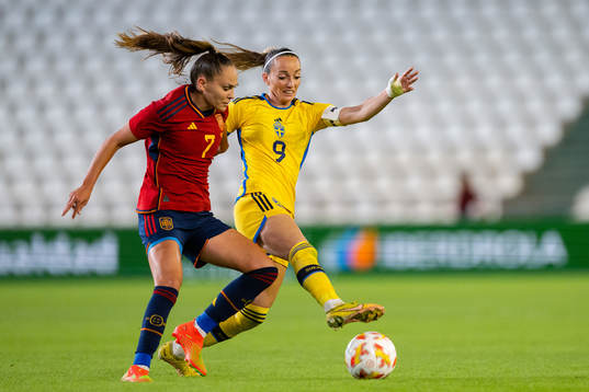 Irene Guerrero of Spain and Kosovare Asllani of Sweden