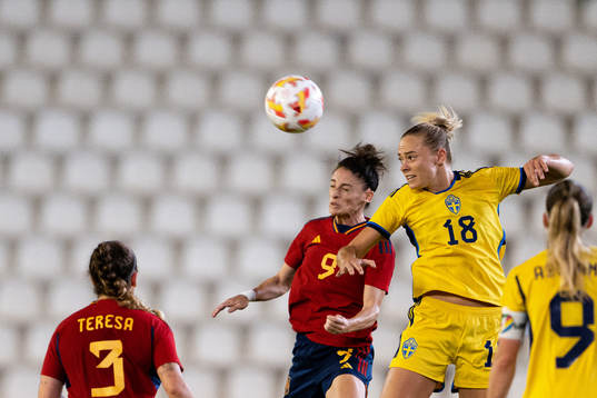 Esther Gonzalez of Spain and Fridolina Rolfö of Sweden