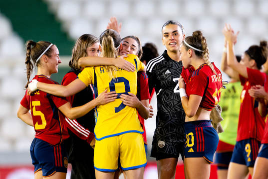 Kosovare Asllani of Sweden and Esther Gonzalez of Sweden
