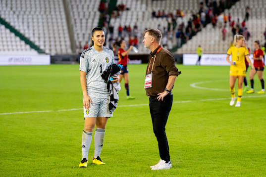 Goalkeeper Zecira Musovic and Head coach Peter Gerhardsson