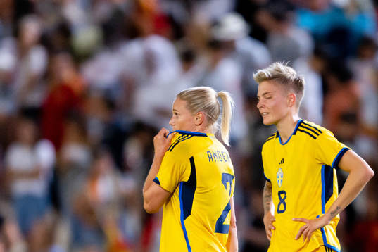 Jonna Andersson and Lina Hurtig of Sweden look dejected