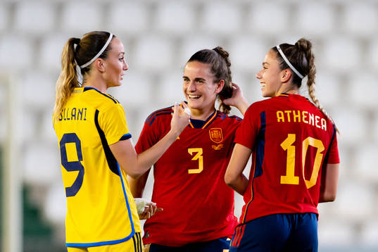 Kosovare Asllani of Sweden with Teresa Abelleira and