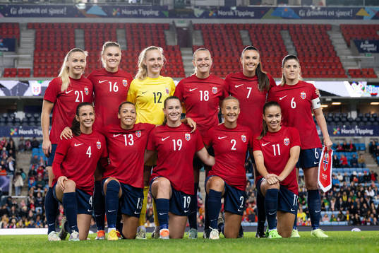 The staring eleven of Norway poses for a team photo