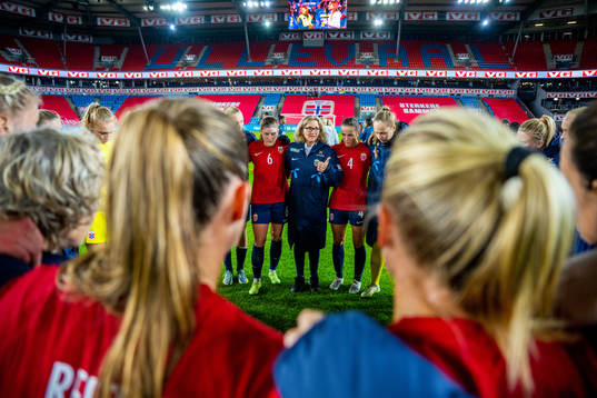 Maren Mjelde, head coach Hege Riise, Tuva Hansen and