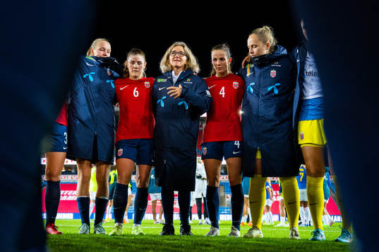 Maren Mjelde, head coach Hege Riise, Tuva Hansen and