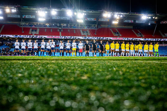 Players of Norway and Brazil line up