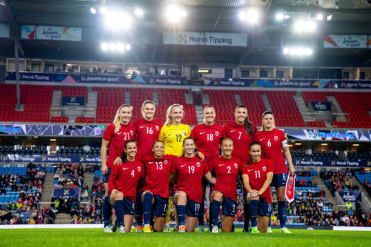The staring eleven of Norway poses for a team photo