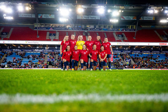The staring eleven of Norway poses for a team photo