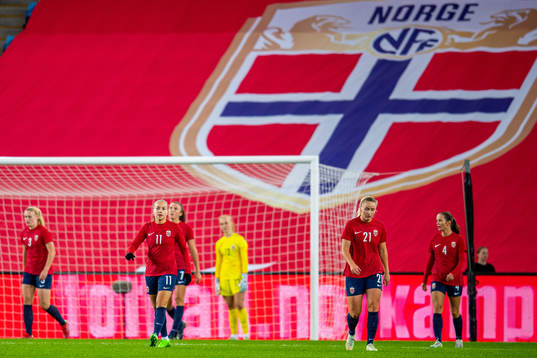 Guro Reiten, Anna Jøsendal and players of Norway look