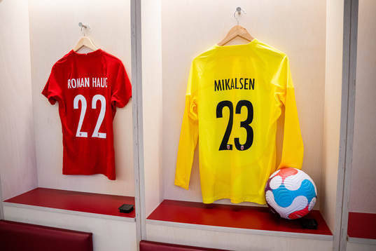 The kits of Sophie Roman Haug and goalkeeper Aurora