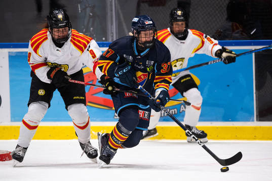 Brynäs Alena Mills och Djurgårdens Josefine Holmgren