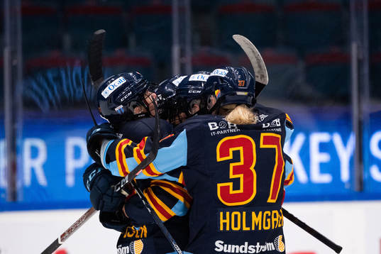 Djurgårdens Fanny Rask jublar med lagkamrater