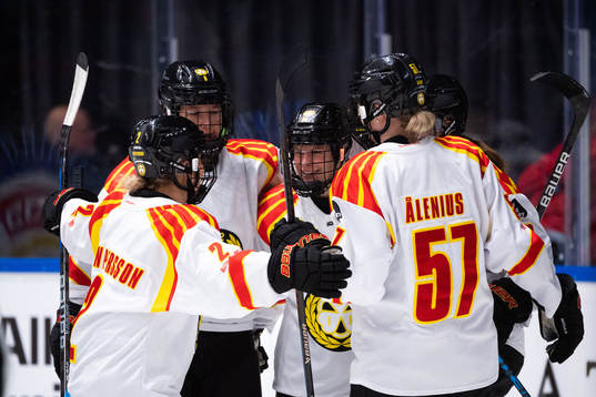 Brynäs Hanna Thuvik jublar med Alena Mills, Anna Meixner,