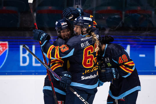 Djurgårdens Fanny Rask jublar med Josefine Jakobsen och