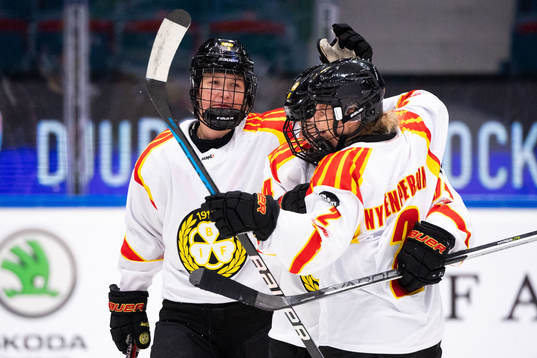 Brynäs Anna Meixner jublar med Maja Nylen-Persson och
