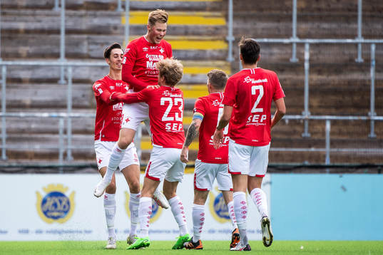 Östersunds Isac Häggman jublar