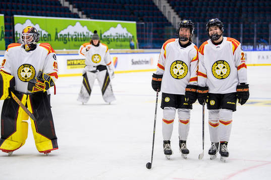 Brynäs Hanna Thuvik och Sara Cajanova jublar