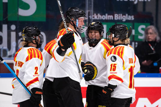 Brynäs Alena Mills jublar med lagkamrater