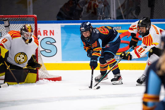 Brynäs målvakt Klara Peslarova och Matilda Nilsson och