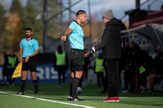 Domare Arianit Abazi och Östersunds tränare Andreas