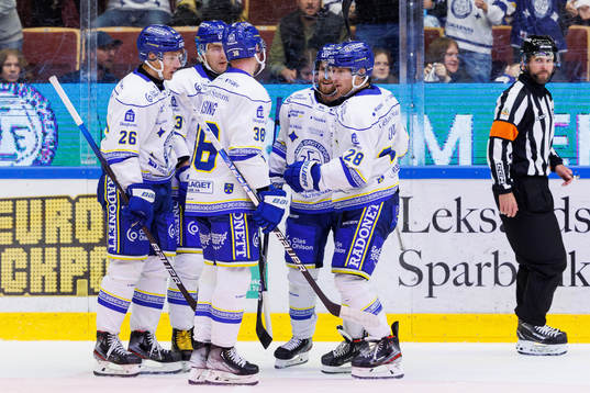 Leksands Justin Glenn Kloos jublar med lagkamrater
