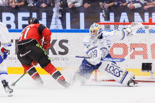 Malmö Redhawks Emil Sylvegård och Leksands målvakt