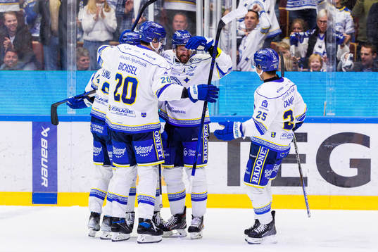 Leksands Carter Ashton jublar med lagkamrater