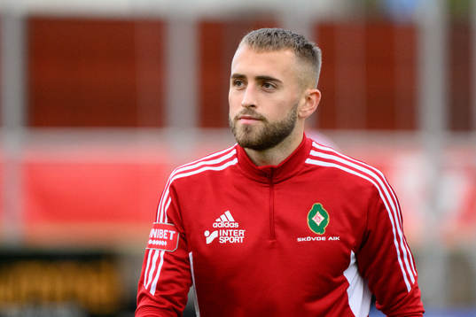 Skövdes Jack Cooper Love innan fotbollsmatchen i