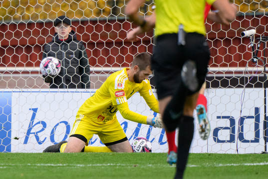 Skövdes målvakt Markus Fröjd släppen in bollen till 1-1