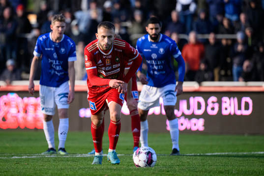 Skövdes Jack Cooper Love gör sig redo att slå en straff