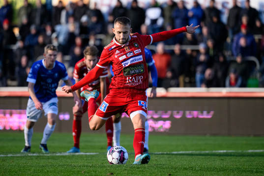 Skövdes Jack Cooper Love skjuter en straff