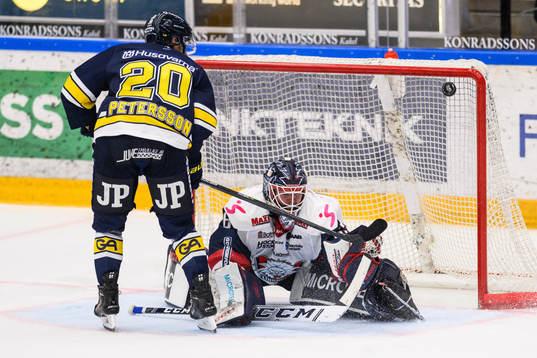 HV71s André Petersson gör 1-1 på Linköpings målvakt