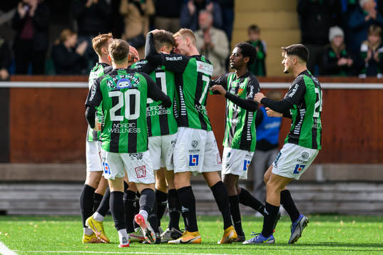 GAIS Niklas Andersen jublar med lagkamrater