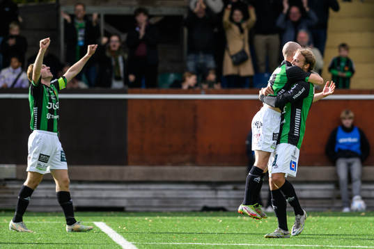 GAIS lagkapten August Wångberg jublar