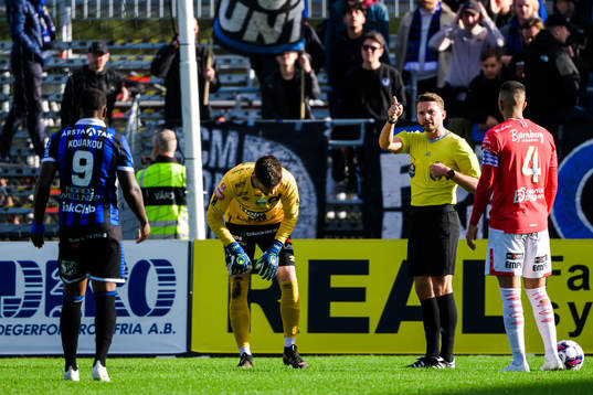 Sirius Christian Kouakou får gult kort av Domare Joakim