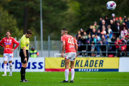 Domare Joakim Östling och Degerfors Nikola Djurdjic