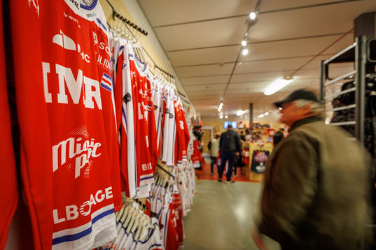 En Timrå matchtröjja i shoppen