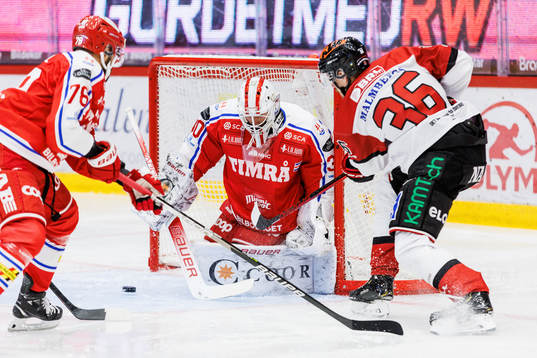 Timrås målvakt Jacob Johansson och Örebros Emil Larsson