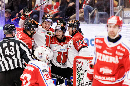 Örebros Elias Ekström jublar med lagkamrater