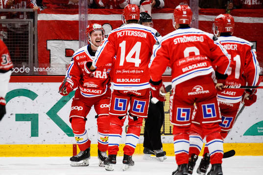 Timrås Jonathan Dahlén jublar med lagkamrater